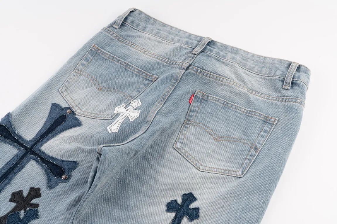 P290 Evergreen model, top version] Chrome Hearts blue jeans, multi-leather label work jeans, ch jeans, all need to be washed before being dismantled and then hand-stitched with sheepskin cross leather and then spliced ​​together. The whole piece has too many craftsmanship to describe. The cabinet price is 12W+ level, patchwork cross flower embellishment, high-waisted washed jeans! ! Absolutely high-end luxury products, 6W+ level god-level items, super popular products, made with top heavy industry, a magic weapon that cannot be missed. About Kroxin This is an extremely luxurious fashion brand, which can also be called the aristocrats of the high street. It has always been an exclusive brand for some hipsters or rich second generation. Compared with ordinary high streets, it is more luxurious and noble. Compared with luxury brands, it has a more fashionable personality and has always been a brand that I have a special liking for. Style number: 1565# Color: blue Size: 28 30 32 34 36